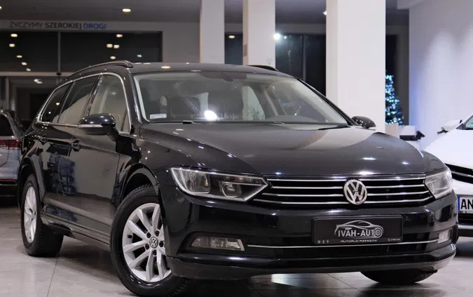 samochody osobowe Volkswagen Passat cena 49900 przebieg: 299000, rok produkcji 2016 z Ozimek